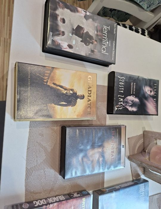 Odtwarzacz VHS Orion  - siedem vhs