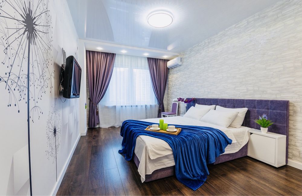 ВІЛЬНА! Погодинно, Подобово. Низький поверх