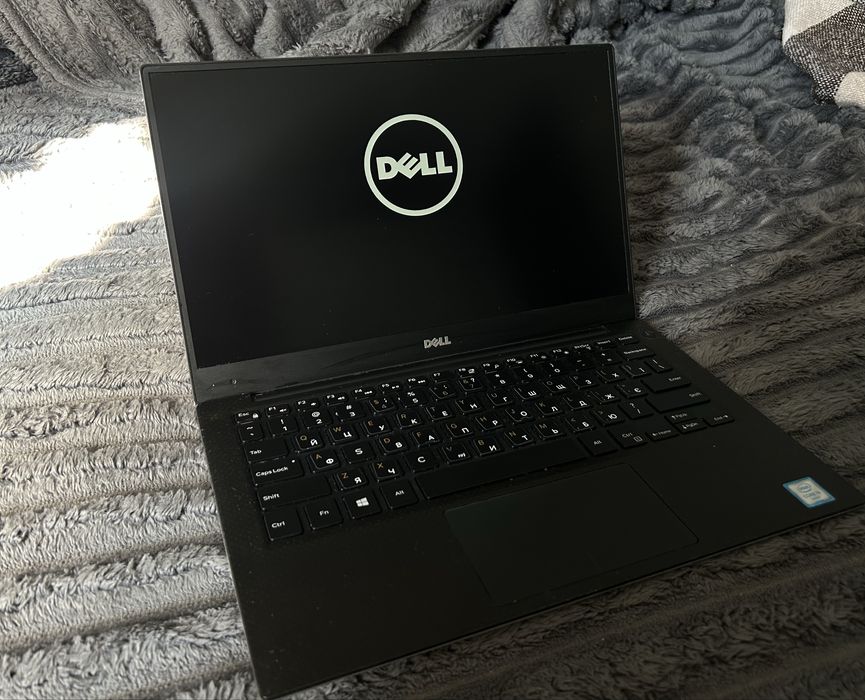 Dell XPS 13 9350 i5-6200U / 2,3GHz / Intel HD Graphics 520 / 250 GB / 8 GB / 13 / IPS / 1920x1080