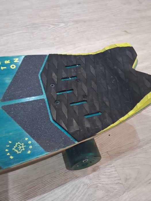 Deskorolka AZTRON Forest 34 Surfskate 34”x9.75” ślady magazynowania