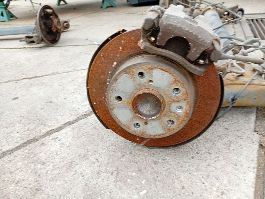 Suzuki Swift MK7 belka oś tylna tył tarcze