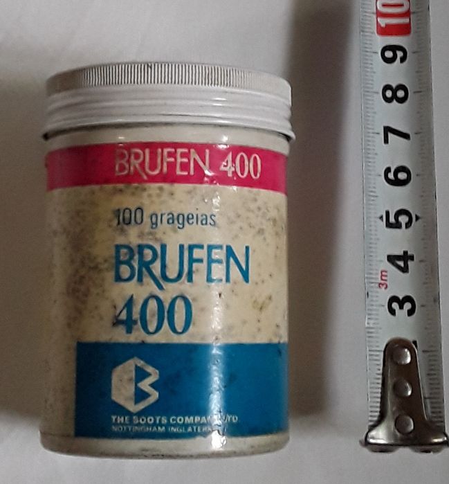 Antiga caixa de medicamento em alumínio