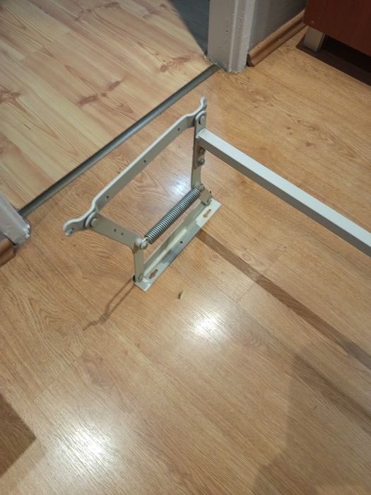 Mechanizm sprężynowy do otwierania kanapy wersalki