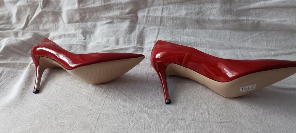 Nowe Czerwone lakierowane szpilki Gino Rossi 41