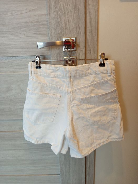 Białe szorty damskie