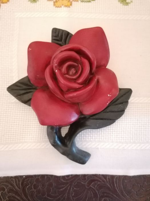 Rosa em cerâmica pintada à mão