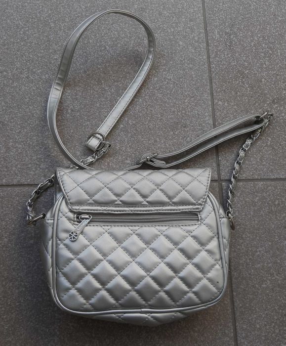 Mała torebka damska pikowana srebrna pasek + łańcuszek