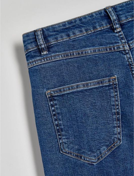 Жіночі джинси прямого крою темно-синього кольору Reserved