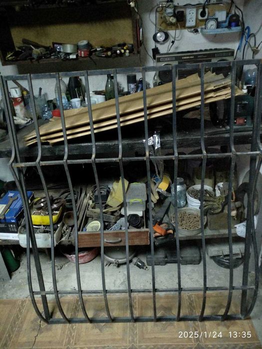 Продам металлические решетки на окна