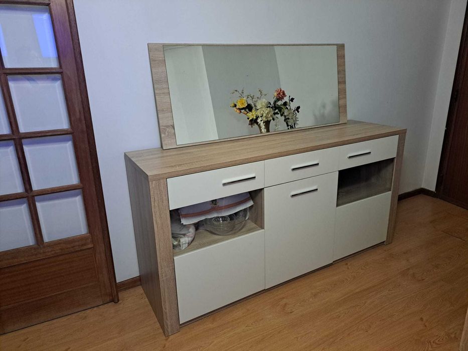 Aparador com espelho