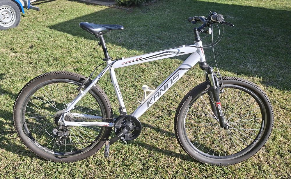 Rower górski Kands Energy 700 na kołach 26".
Rower w bardzo