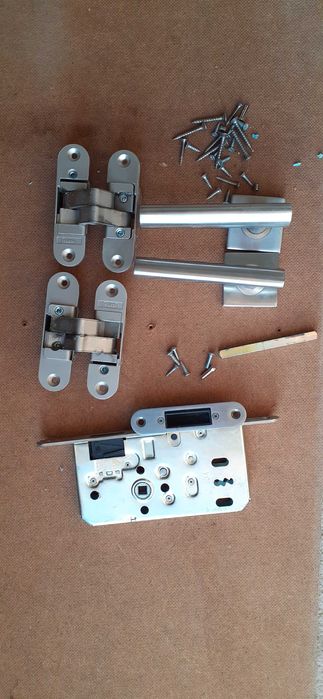 Trzy zamki magnetyczne z klamką do drzwi bezprzylgowych