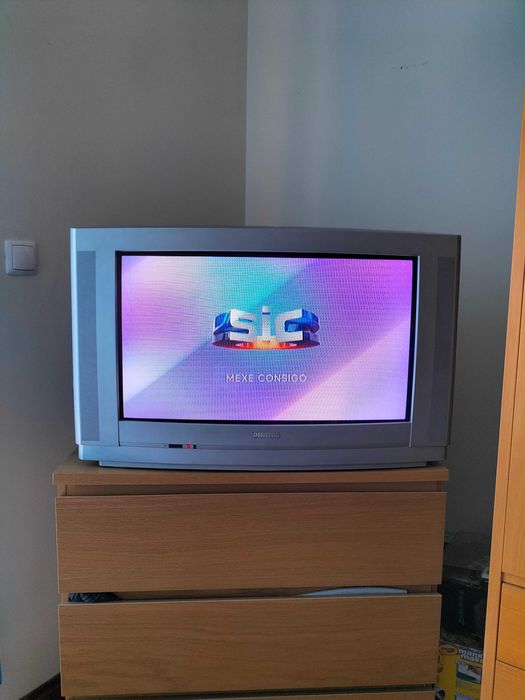 Televisão antiga a funcionar