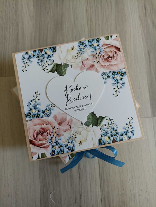 Drewniane zaproszenia dla rodziców na ślub - różany ogród