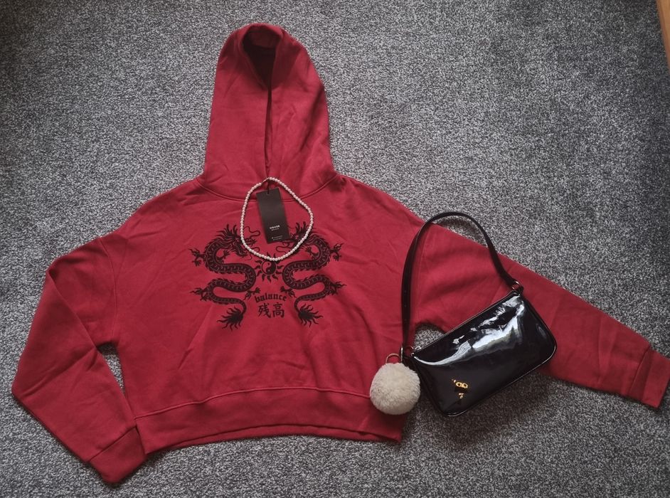 Czerwona bluza z kapturem