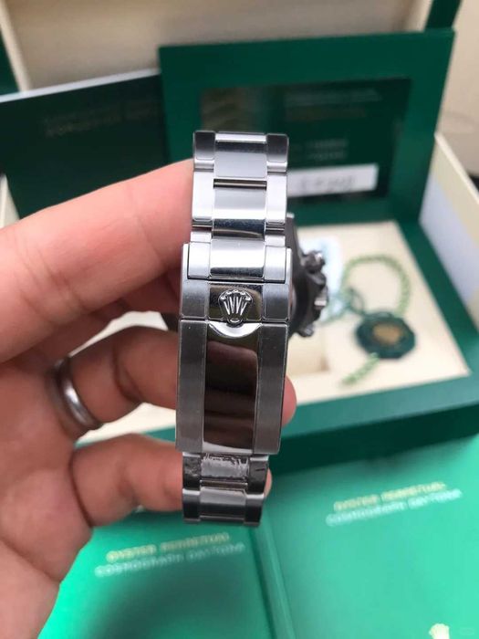 nowy modny zegarek analogowy