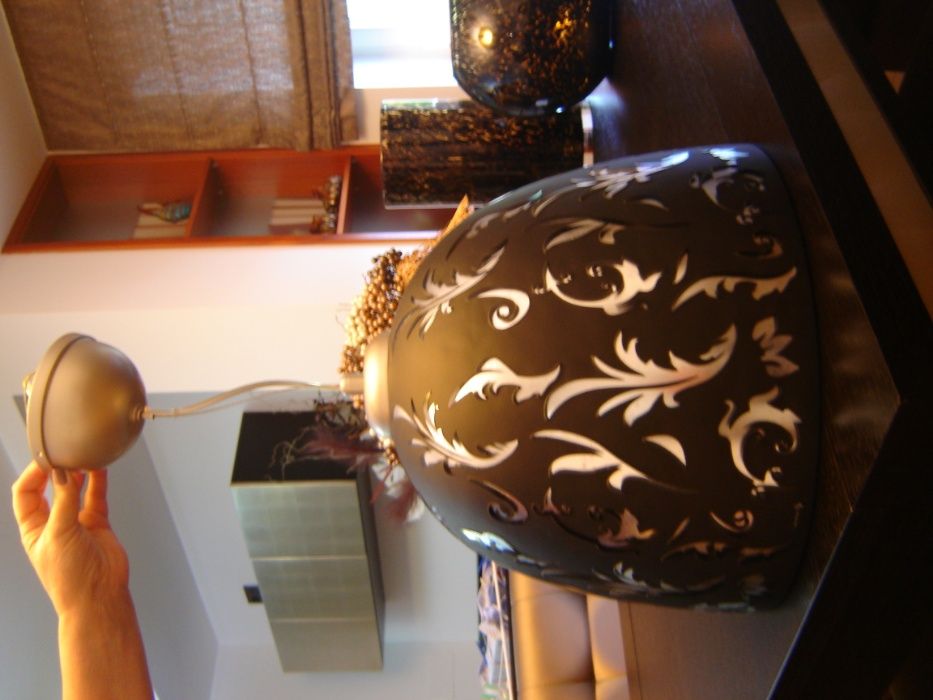 Candeeiro preto e prateado