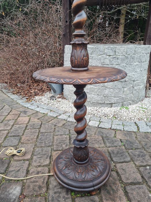 Zdobiona stara Lampa ze stolikiem