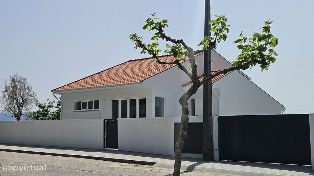 Moradia T3 nova com jardim, garagem e acessibilidade
