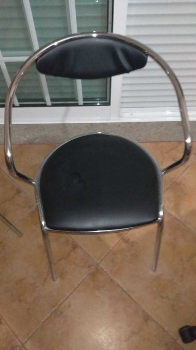 Três cadeiras metálicas cromadas
