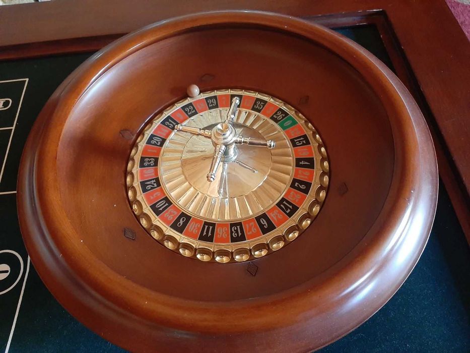 стол -казино. шахматы и другие игры большой