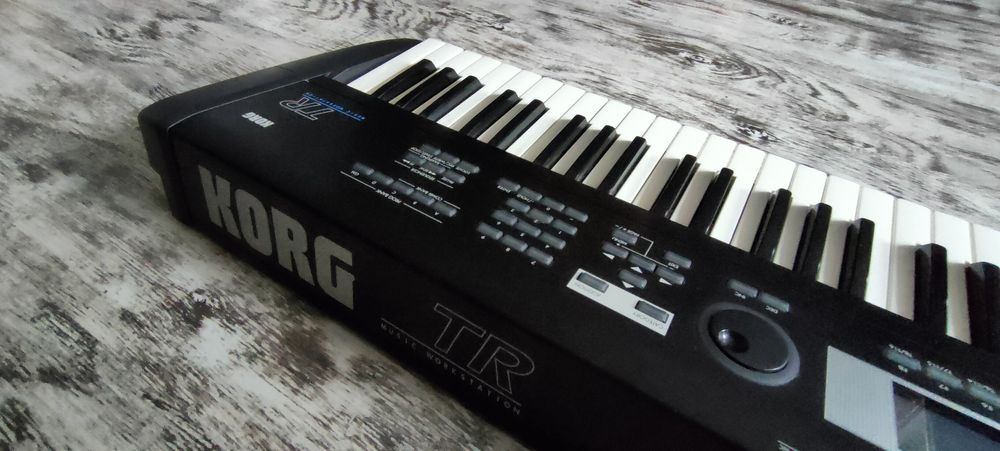 Korg Triton TR - 61 plus Twardy futerał