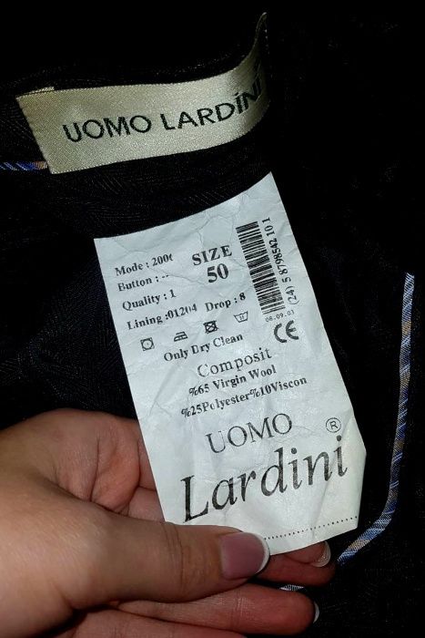 красивый мужской черный костюм классический