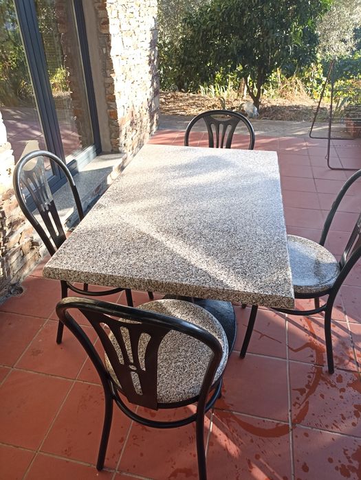 Conjunto de Mesa e Cadeiras