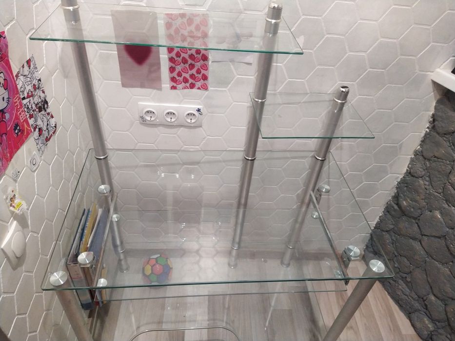 Стеклянный компьютерный стол