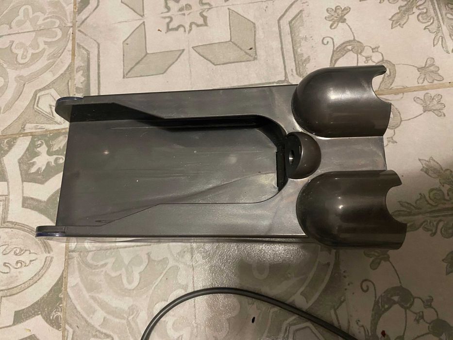 Dyson V10 odkurzacz uszkodzony + baterie + uchwyt + ładowarka