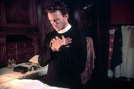 O DEVORADOR DE PECADOS (Heath Ledger) Um Padre Renegado e um mistério