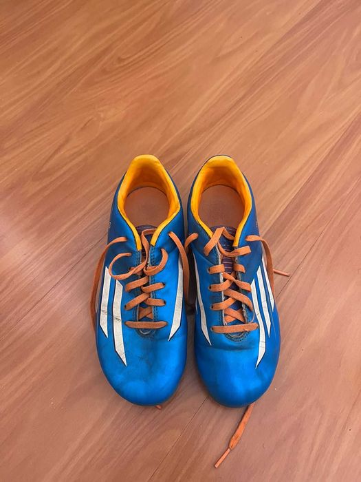 Chuteiras Adidas, tamanho 35, em bom estado.