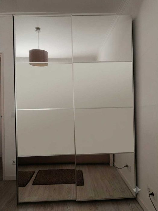 Roupeiro com portas de correr espelhadas – Excelente estado