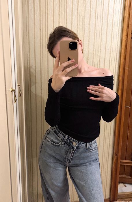 Чорна кофта з відкритими плечима