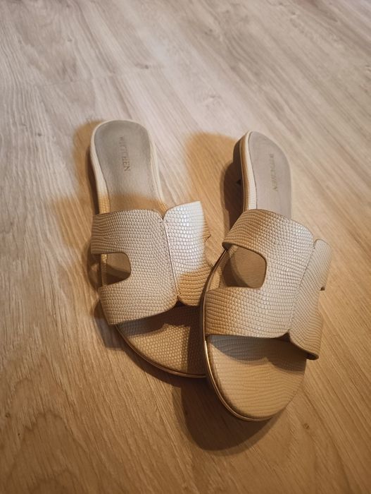 Beżowe klapki Wittchen