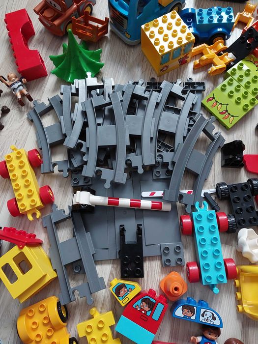 Lego Duplo kilka zestawòw w tym tory