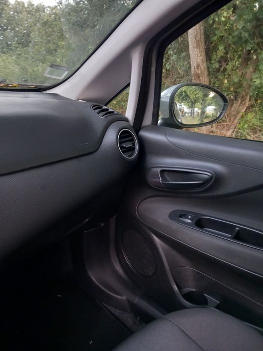Fiat Punto 1.3 a Gasolina de 5 Lugares - 2017