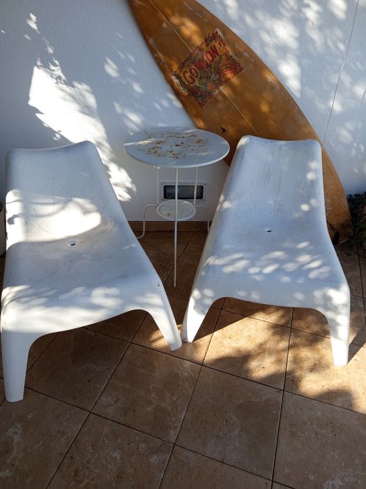 IKEA Conjunto de 2 poltronas e mesa de apoio a precisar de pintura