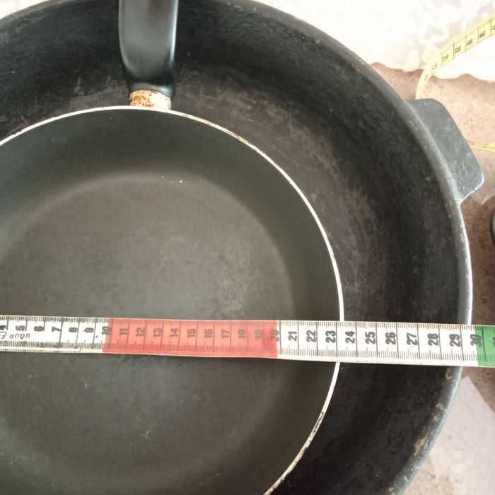 Сковорода большая из нержавейки и другие сковороды,чугун ,крышка.