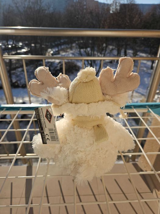 Mały renifer biały siedzący przytulanka