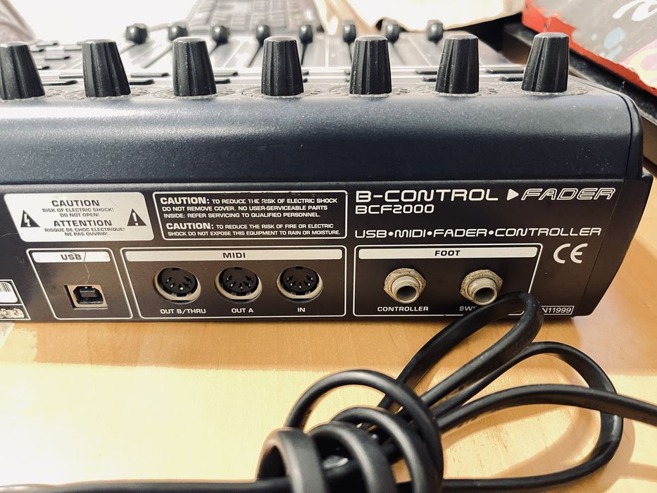 Behringer BCF 2000 controlador midi usb