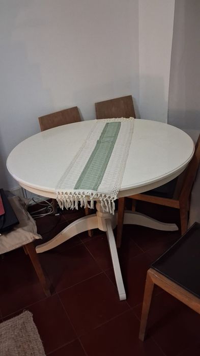Mesa extensivel com 6 cadeiras