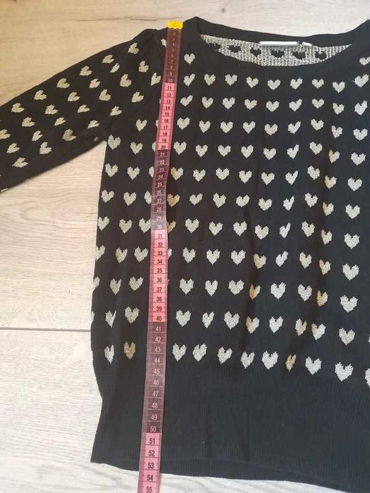 Czarny sweterek w złote serduszka.Look.