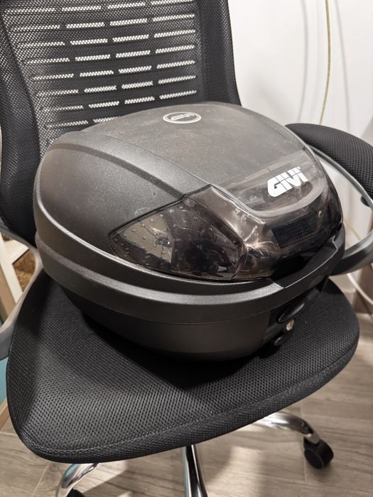 Topcase Givi com base e suporte para Hornet