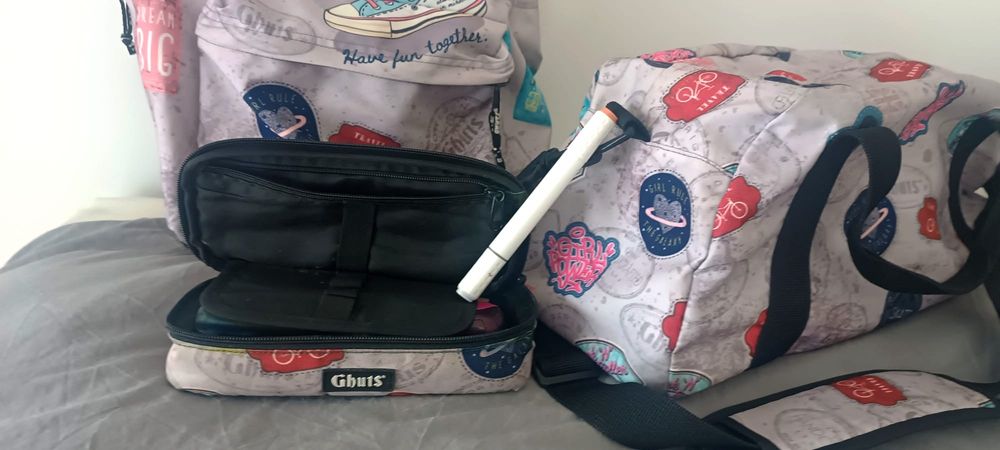 Conjunto de Mochila saco e estojo escolar da marca GHUTS