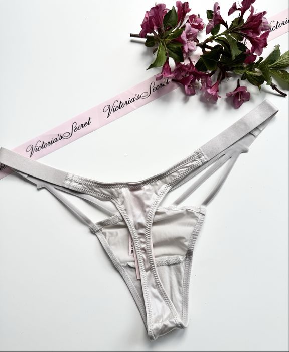 Białe stringi z kryształkami w gwiazdy z gwiazdami Victoria’s Secret