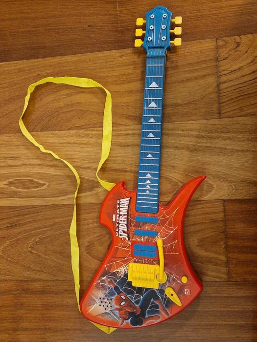 Guitarra de criança com spiderman