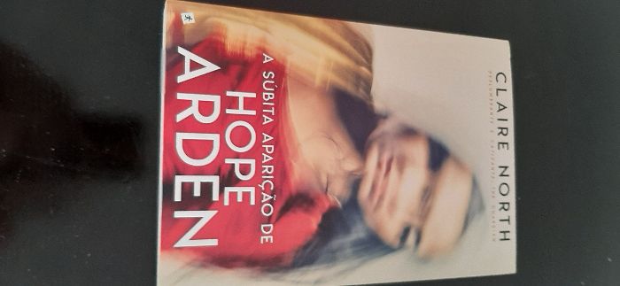 A Súbita Aparição de Hope Arden de Claire North