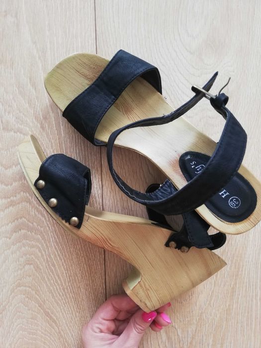 Sandały na koturnie