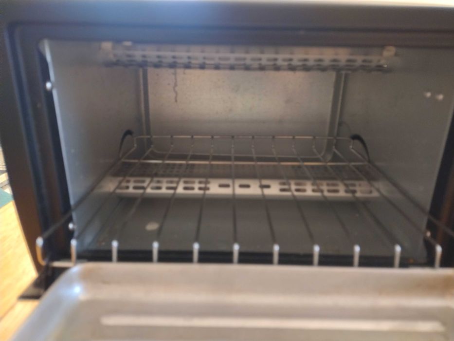 Piekarnik elektryczny z funkcją grilla.